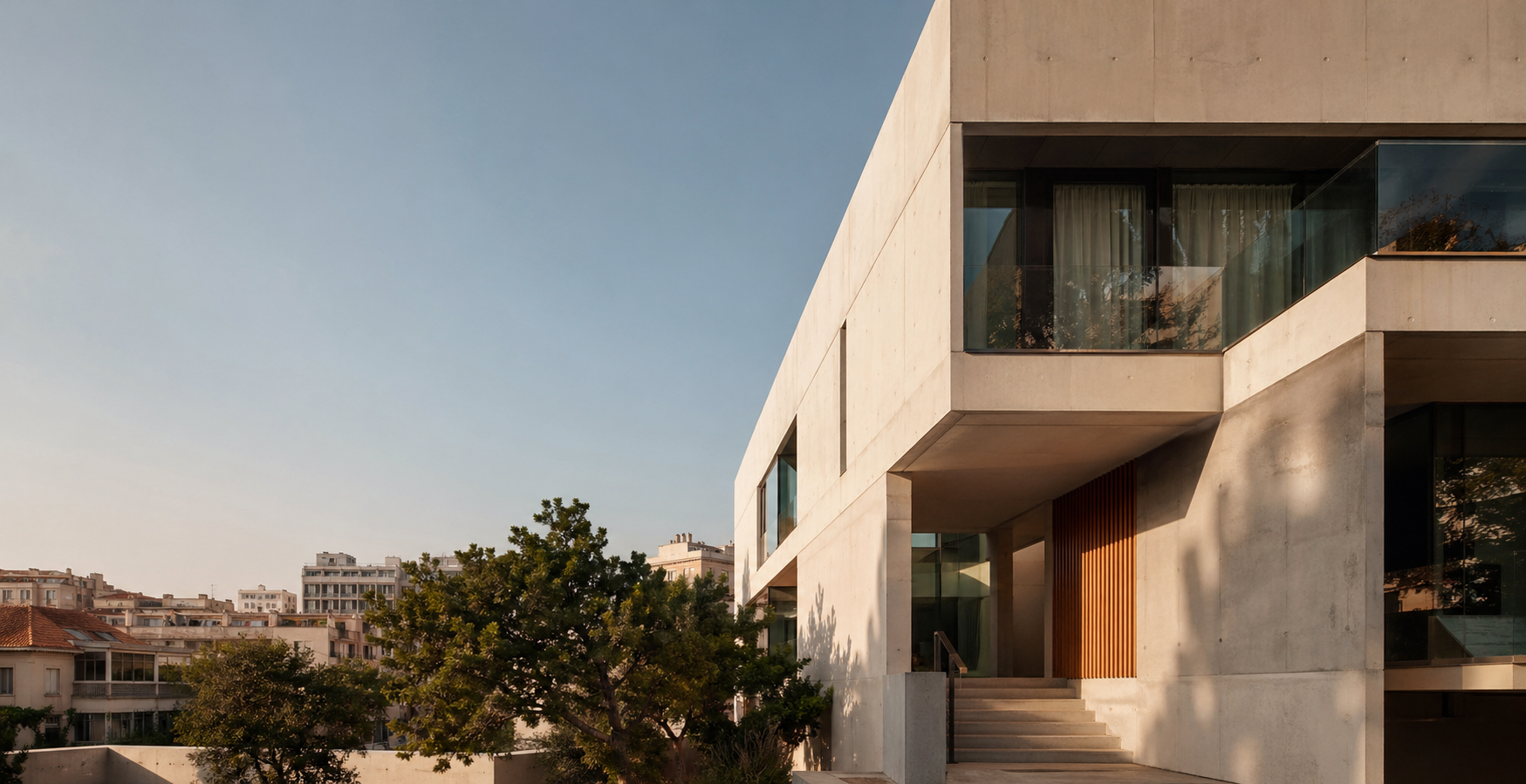 Fachada contemporánea con luz natural y geometría arquitectónica