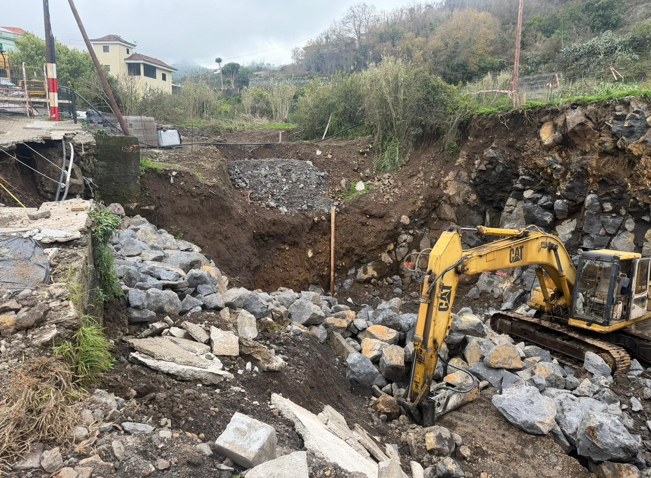 Obra de con obreros en tierra